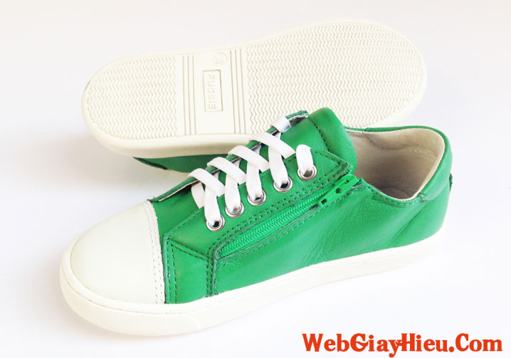 Kết hợp giày thời trang màu xanh lá cây