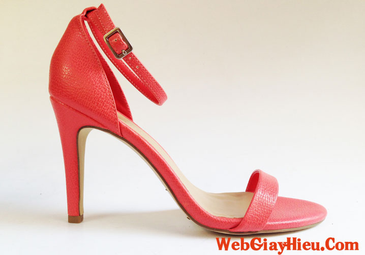 Cách phối đồ với giày màu đỏ thời trang