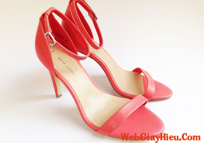 Giày thời trang màu đỏ