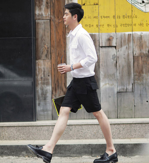 Quần short nam nên phối với áo thun thế nào chuẩn? | by Mai Nguyễn | Medium